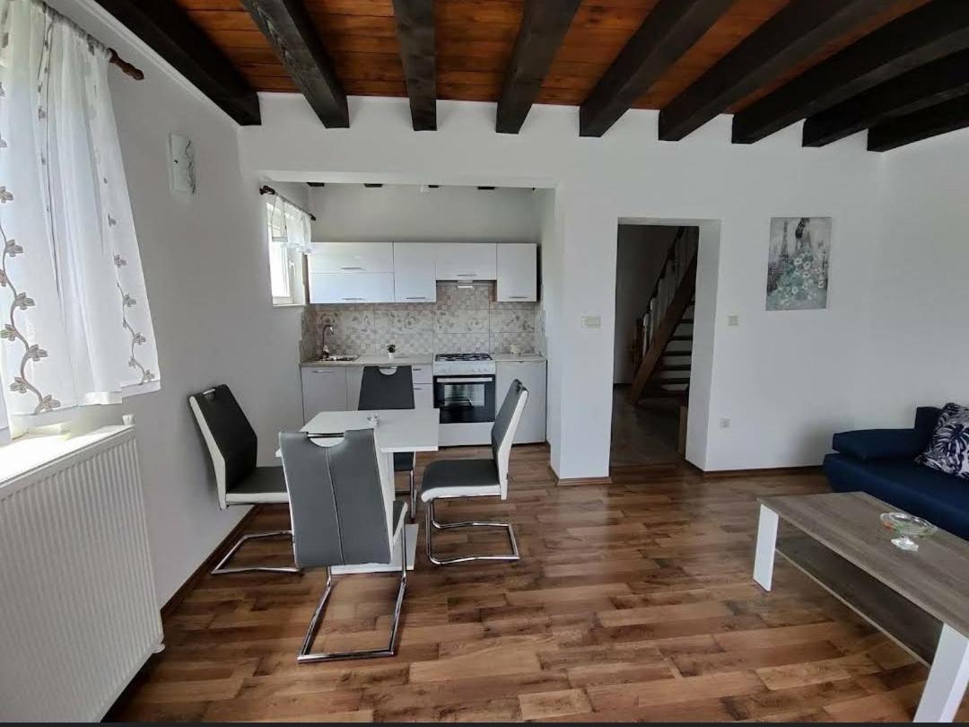 Apartman Niki Lic Bagian luar foto